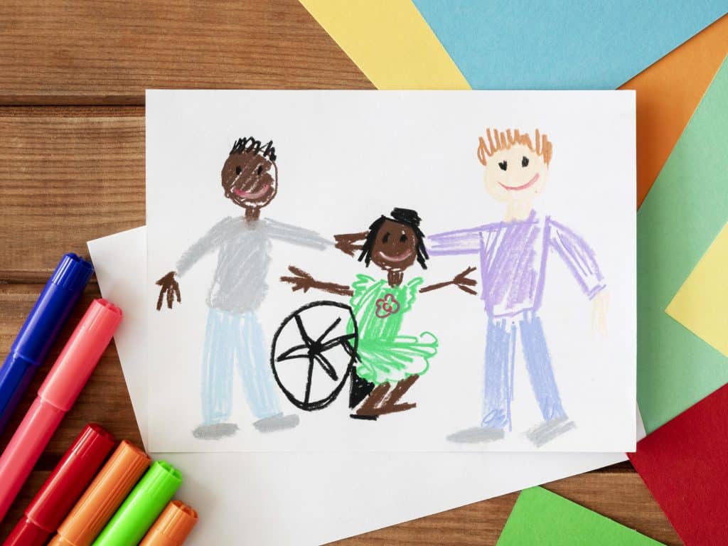 Dessin d'enfant représentant trois enfants, dont un en fauteuil roulant