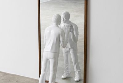 Photo d'une sculpture montrant un garçon qui se regarde devant un miroir